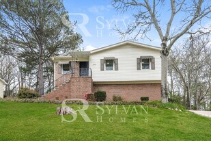 2832 Creek Ln NE in Birmingham, AL - Building Photo