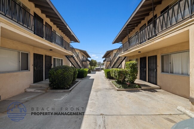 745-747 Venice Way in Inglewood, CA - Foto de edificio - Building Photo