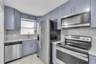 4760 Lucerne Lakes Blvd W in Greenacres, FL - Foto de edificio - Building Photo