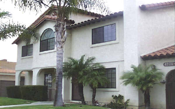 4221-4227 Green Ave in Los Alamitos, CA - Foto de edificio - Building Photo