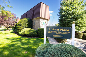 Atrium Plaza Condominium in Hempstead, NY - Foto de edificio - Building Photo