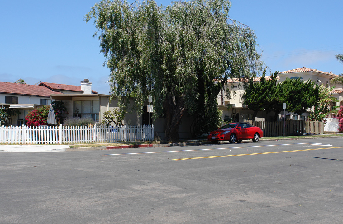 982-986 Tourmaline St in San Diego, CA - Building Photo