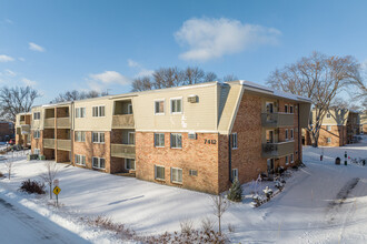 Greensboro Square in St. Louis Park, MN - Building Photo - Building Photo