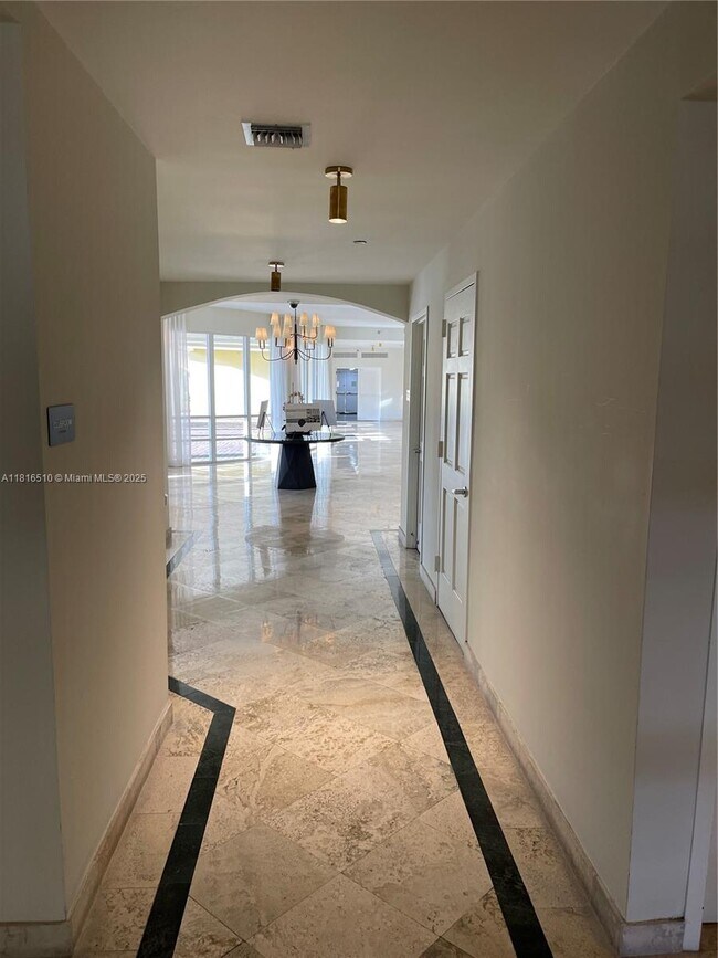 2351 Douglas Rd in Miami, FL - Building Photo - Building Photo