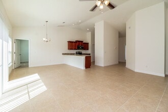 101 Burlington Pl in Poinciana, FL - Foto de edificio - Building Photo