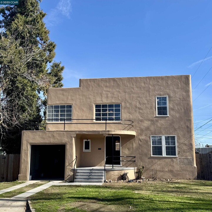 416 N School St in Lodi, CA - Building Photo