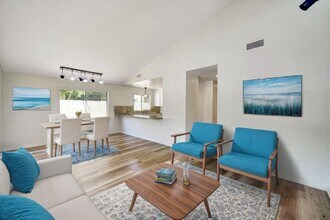 7134 1/2 Yarmouth Ave in Reseda, CA - Foto de edificio - Building Photo