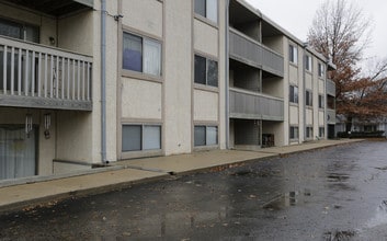 Highland Hills South Apartments in Topeka, KS - Foto de edificio - Building Photo