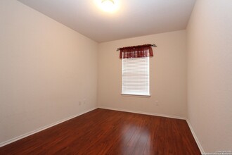 102 Ville Serene in San Antonio, TX - Foto de edificio - Building Photo