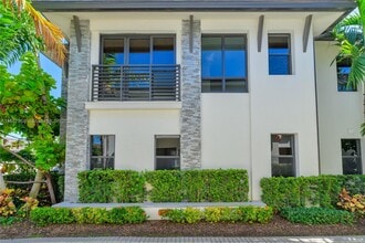 8217 NW 46th St in Doral, FL - Building Photo - Building Photo