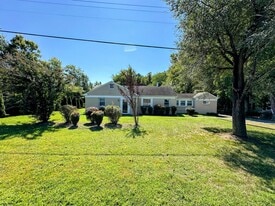 11 W Hawthorne Dr in La Plata, MD - Building Photo