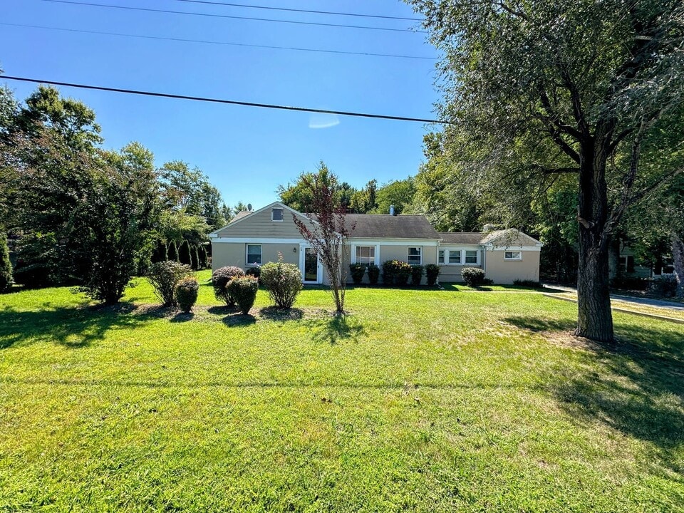 11 W Hawthorne Dr in La Plata, MD - Building Photo