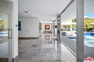 1250 Angelo Dr in Beverly Hills, CA - Foto de edificio - Building Photo