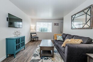 Evergreen Townhouses in Springfield, OR - Building Photo