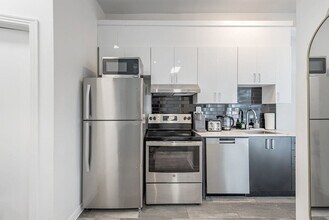 1216 Stanley St in Montréal, QC - Building Photo - Building Photo