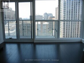 386 Yonge St in Toronto, ON - Building Photo - Building Photo