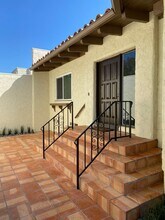 720 Woodlawn Dr in Thousand Oaks, CA - Foto de edificio - Building Photo