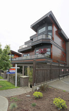 2587-2609 Penrhyn St in Saanich, BC - Building Photo - Building Photo