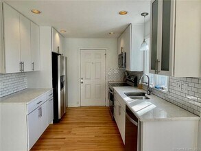 27 Hollow Tree Ridge Rd in Darien, CT - Building Photo - Building Photo