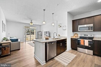 3040 Larkwood Cir, Unit 305 in Harrisburg, PA - Building Photo - Building Photo