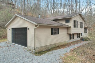 1889 Wolverine Dr in Sugar Grove, OH - Building Photo