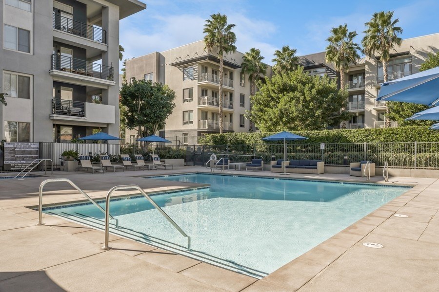 Carillon Apartment Homes in Woodland Hills, CA - Building Photo