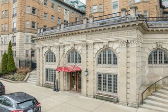 Park Lane Villa in Cleveland, OH - Building Photo - Building Photo
