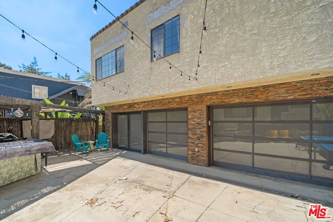 1225 S Longwood Ave in Los Angeles, CA - Building Photo - Building Photo