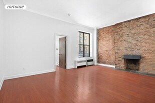 7 W 95th St in New York, NY - Building Photo