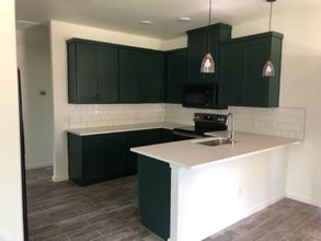 327 N Polk St in Giddings, TX - Building Photo - Building Photo