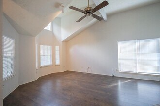 2034 Creek Valley Ln in Sugar Land, TX - Building Photo - Building Photo