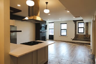 121 Michigan Ave W, Unit 121 D in Battle Creek, MI - Foto de edificio - Building Photo