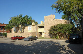 Courts of Lakewood in Dallas, TX - Building Photo - Building Photo