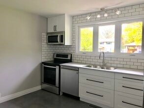 1075 Willowdale Av in Oshawa, ON - Building Photo - Building Photo