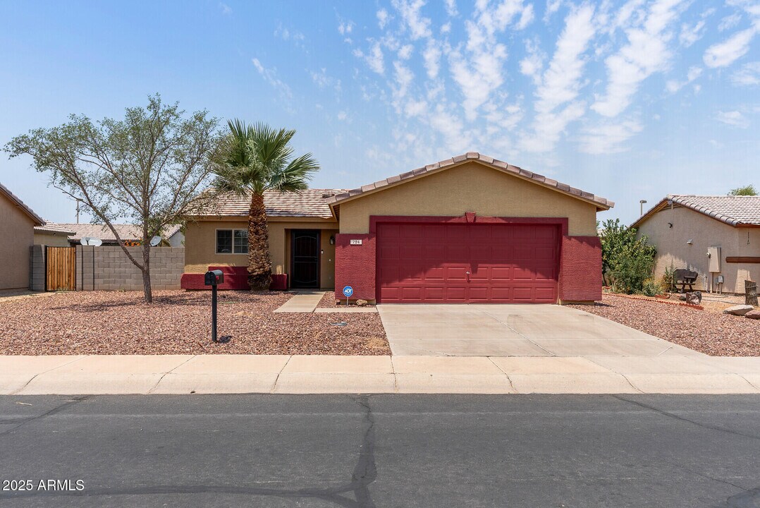724 E Roberts Ave in Buckeye, AZ - Building Photo