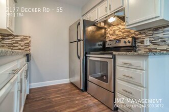 2177 Decker Rd in Walled Lake, MI - Foto de edificio - Building Photo
