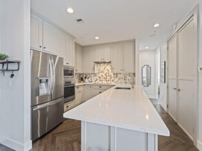 750 N Tamiami Trl, Unit Gorgeous Penthouse in Sarasota, FL - Foto de edificio - Building Photo