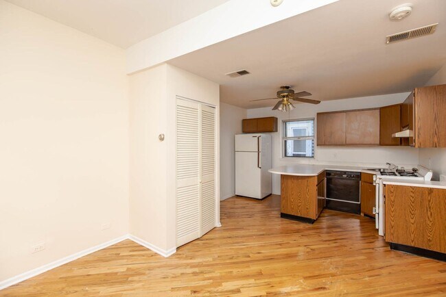 3039 N Southport Ave, Unit 1F in Chicago, IL - Foto de edificio - Building Photo