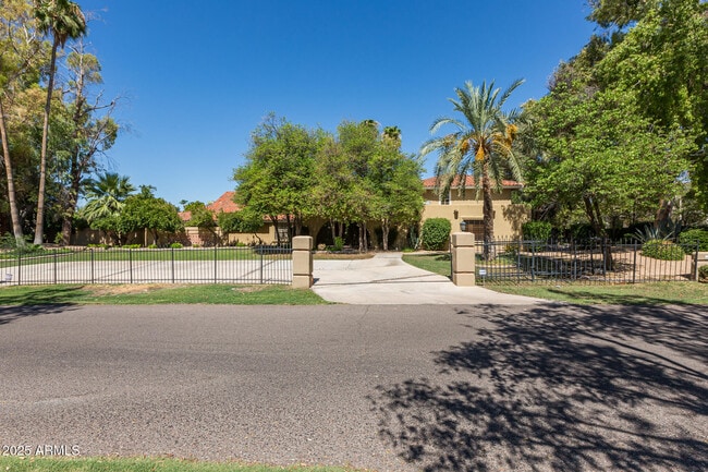 49 Biltmore Estates Dr in Phoenix, AZ - Building Photo - Building Photo