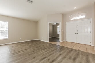 1217 Barclay Wood Dr in Ruskin, FL - Foto de edificio - Building Photo