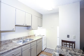 Raintree Apartments in Topeka, KS - Building Photo - Interior Photo