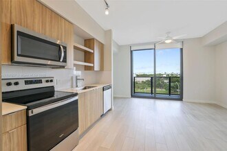 555 NE 8th St, Unit 421 in Fort Lauderdale, FL - Building Photo - Building Photo