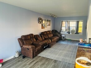 2902 Stonehedge Rd in Edison, NJ - Foto de edificio - Building Photo