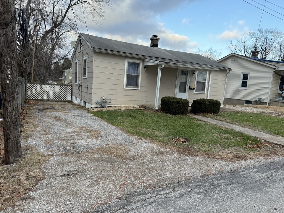 711 Brackett St in Swansea, IL - Building Photo