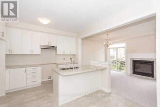 3021 Rivertrail Cmn in Oakville, ON - Building Photo - Building Photo