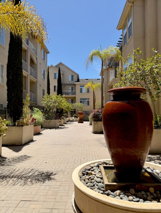 2255 Showers Dr in Mountain View, CA - Foto de edificio