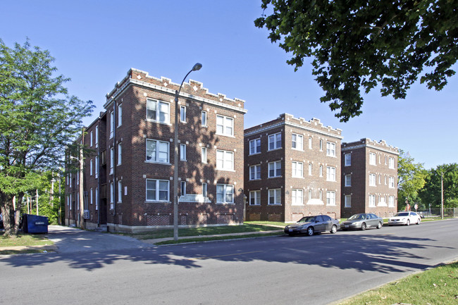 Silverwood Apartments in St. Louis, MO - Foto de edificio - Building Photo