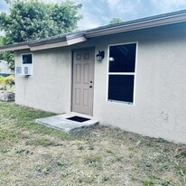 530 SW Prima Vista Blvd, Unit B in Port St. Lucie, FL - Building Photo