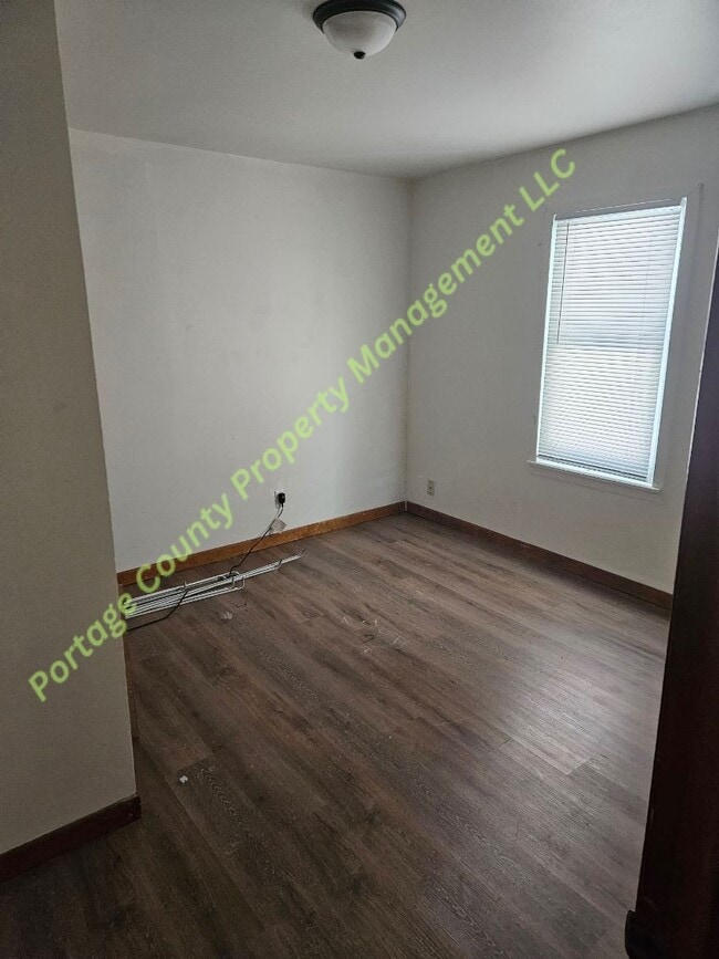 409 Cedar St in Tigerton, WI - Foto de edificio - Building Photo