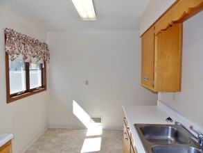 2001-2003 4th St NW in Minot, ND - Foto de edificio - Interior Photo